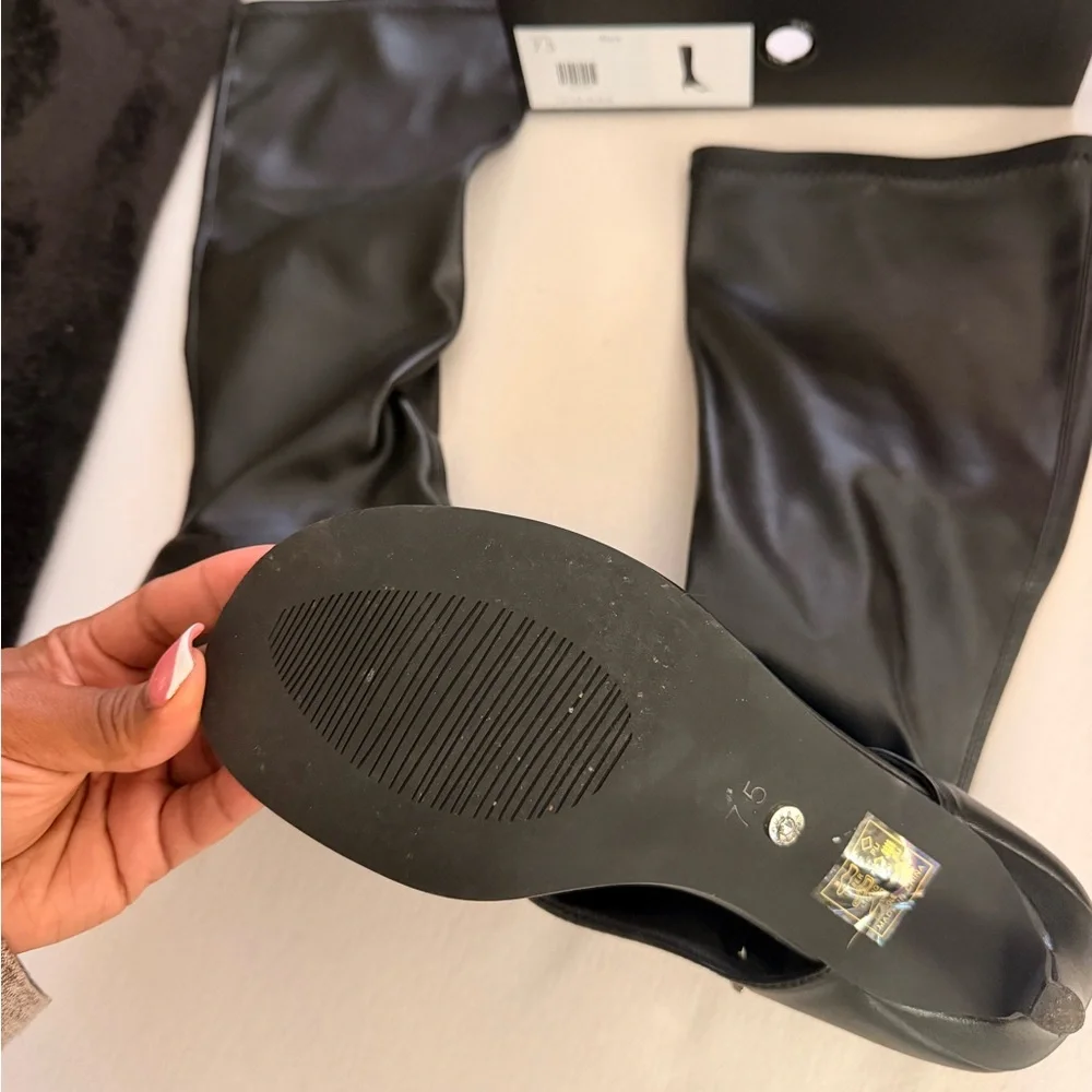 AKIRA Black Knee-High Heeled Boots - Picture 3 of 4